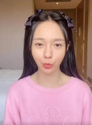 沈梦辰素颜录视频,都说鼻子不一样,看清后,才知化妆变化有多大