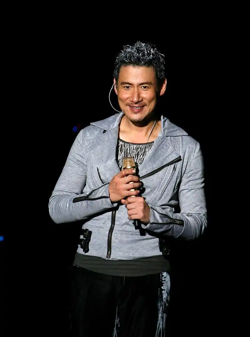 张学友连开几场演唱会,唱歌时突然头晕跌倒  歌神张学友近日在