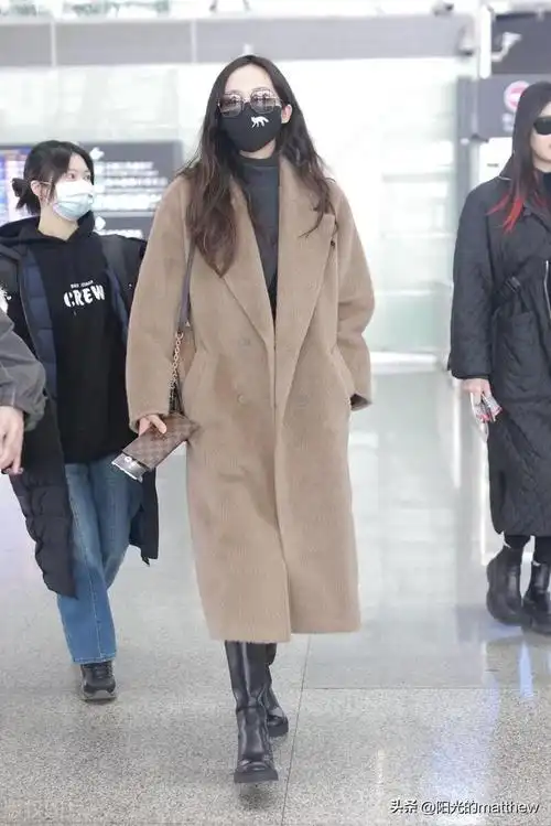 韩雪结束浪姐5初舞台录制现身机场驼色大衣搭配墨镜简约摩登