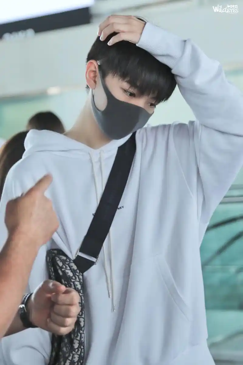 [消息]王俊凯现身机场回国 卫衣男孩今日清爽依旧