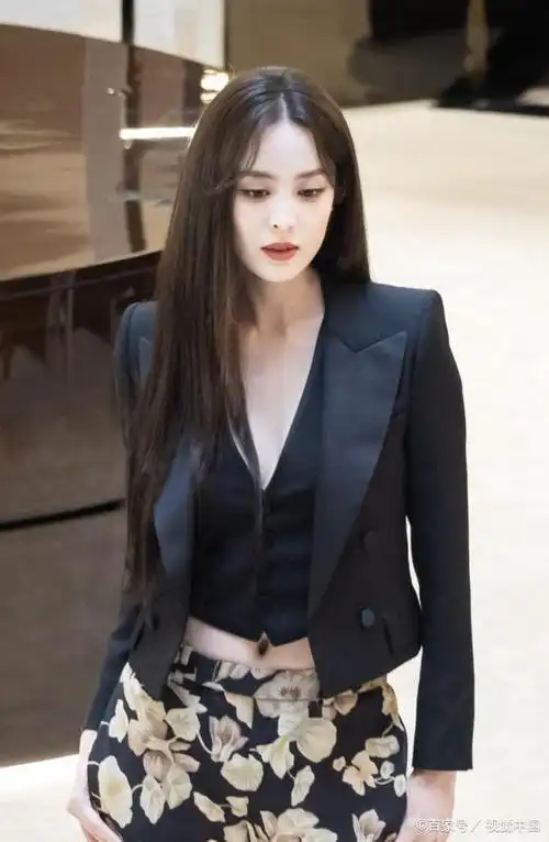 古力娜扎现身某知名品牌活动现场,引起媒体和粉丝疯狂追捧