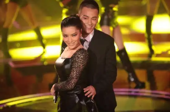 江映蓉热辣帮帮唱 快男舞台上演脱衣秀