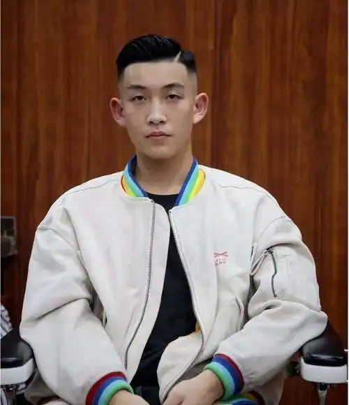 二八分油头是一种稳重又时尚的男士发型二八分油头一般头顶会打一些