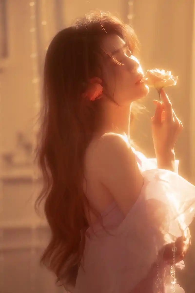 氛围感满分99梦幻唯美的光影少女写真 - 朦胧的画面充满神秘 - 抖音