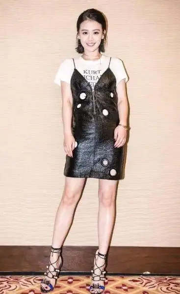 别看马思纯上身''壮''但下身美,黑色短裙秀美腿