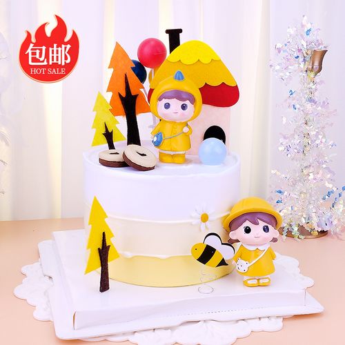 卡通黄帽男孩女孩生日蛋糕摆件毛毡小树蘑菇房气球插件甜品台装扮