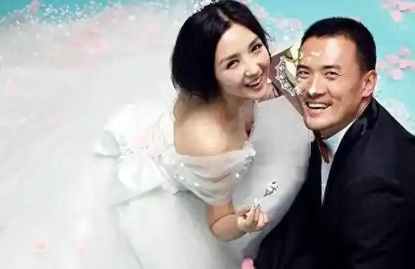 何洁离婚7年赫子铭宣布再婚现任妻子温柔声音甜美出镜幸福