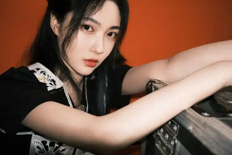 演员赵嘉敏发布黑白造型写真 夏末初秋酷girl上线_高清图集_新浪网