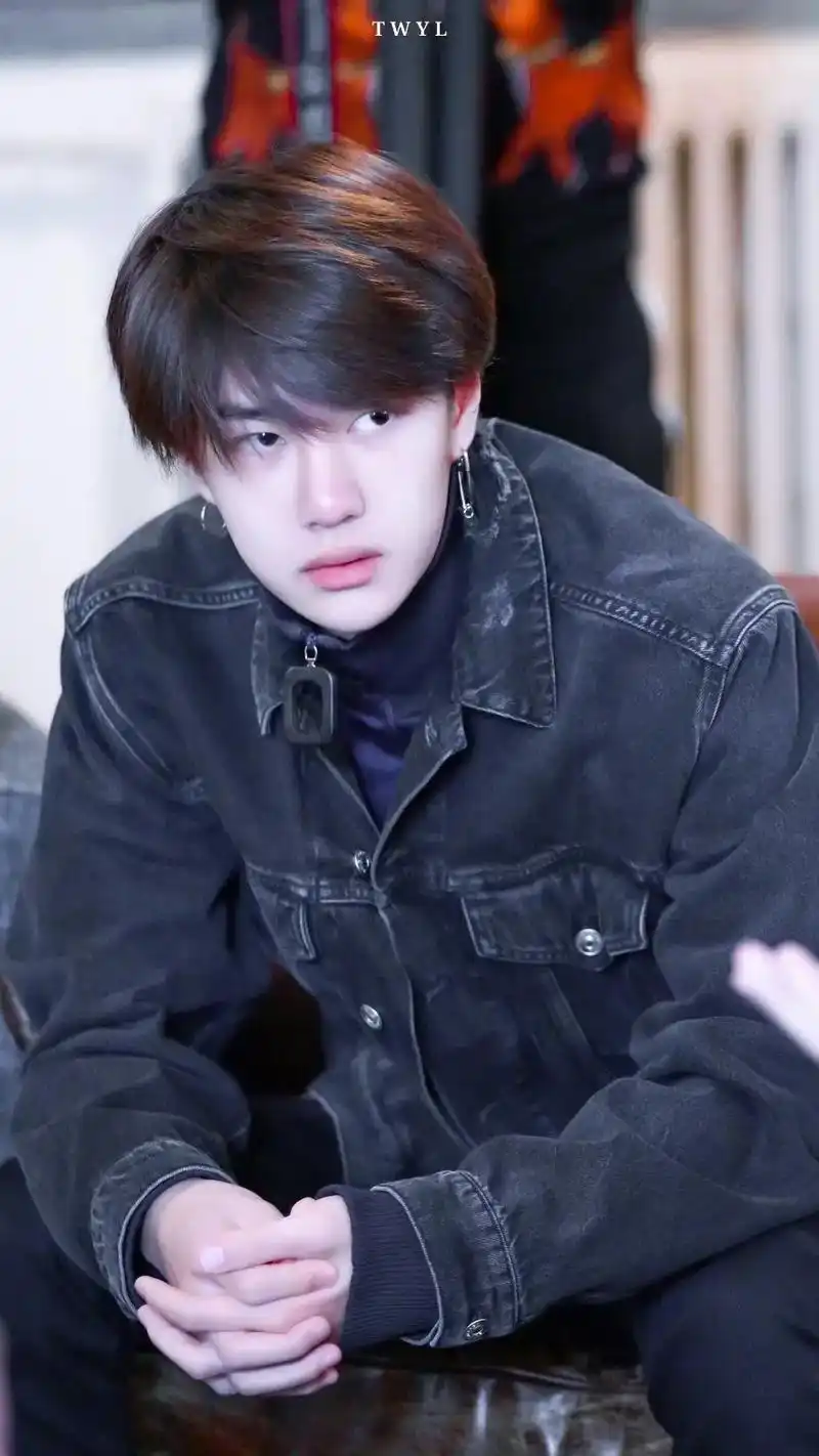 这么纯情的音乐当然要纯情男孩来配鸭#素颜 #王一博 #肖战  - 抖音