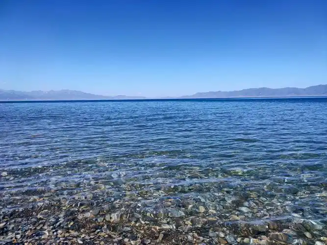 蓝宝石般的湖水清澈见底