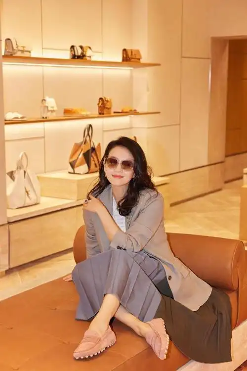 45岁章子怡最新活动照,妆造大气明艳,状态绝佳越活越年轻