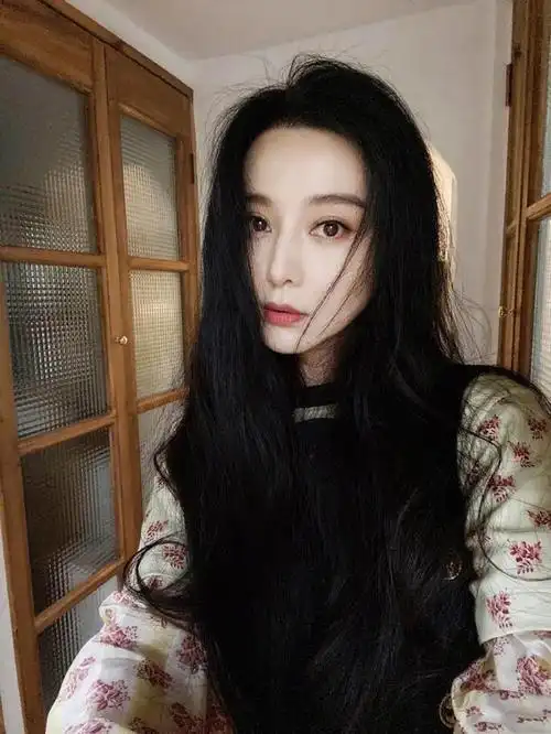 范冰冰晒居家美照碎花衫背带裙美得优雅气质40岁状态似少女