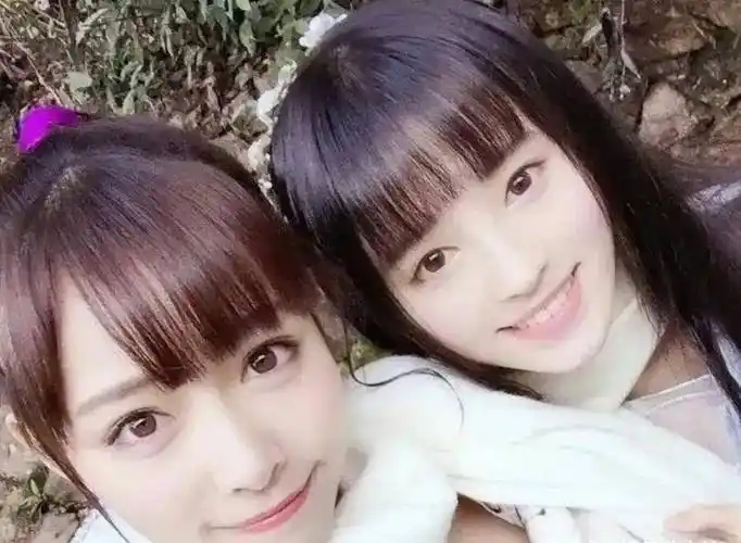 鞠婧祎许佳琪5年前同框回顾,两人妆发造型略显青涩_照片_事情_漂亮