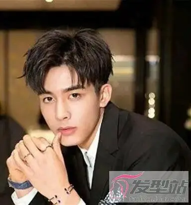 纹理烫发型图男中分 简约自然中不乏帅气