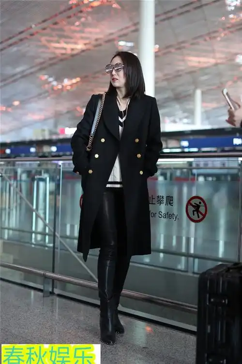 高云翔两项重罪撤销后妻子董璇现身机场,穿皮裤大长腿抢镜