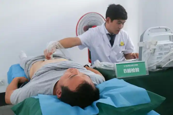 图为临沂强仕泌尿外科医院义诊人员为企业员工进行b超检查