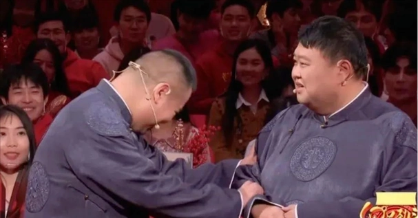 4年春晚接连失误,除了笑场就是嘴瓢,岳云鹏为何还能成春晚宠儿