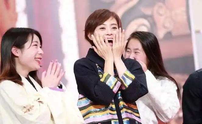 当年的赵薇曾拍过一则拉芳广告,其中有一个不起眼的小透明就是杨幂