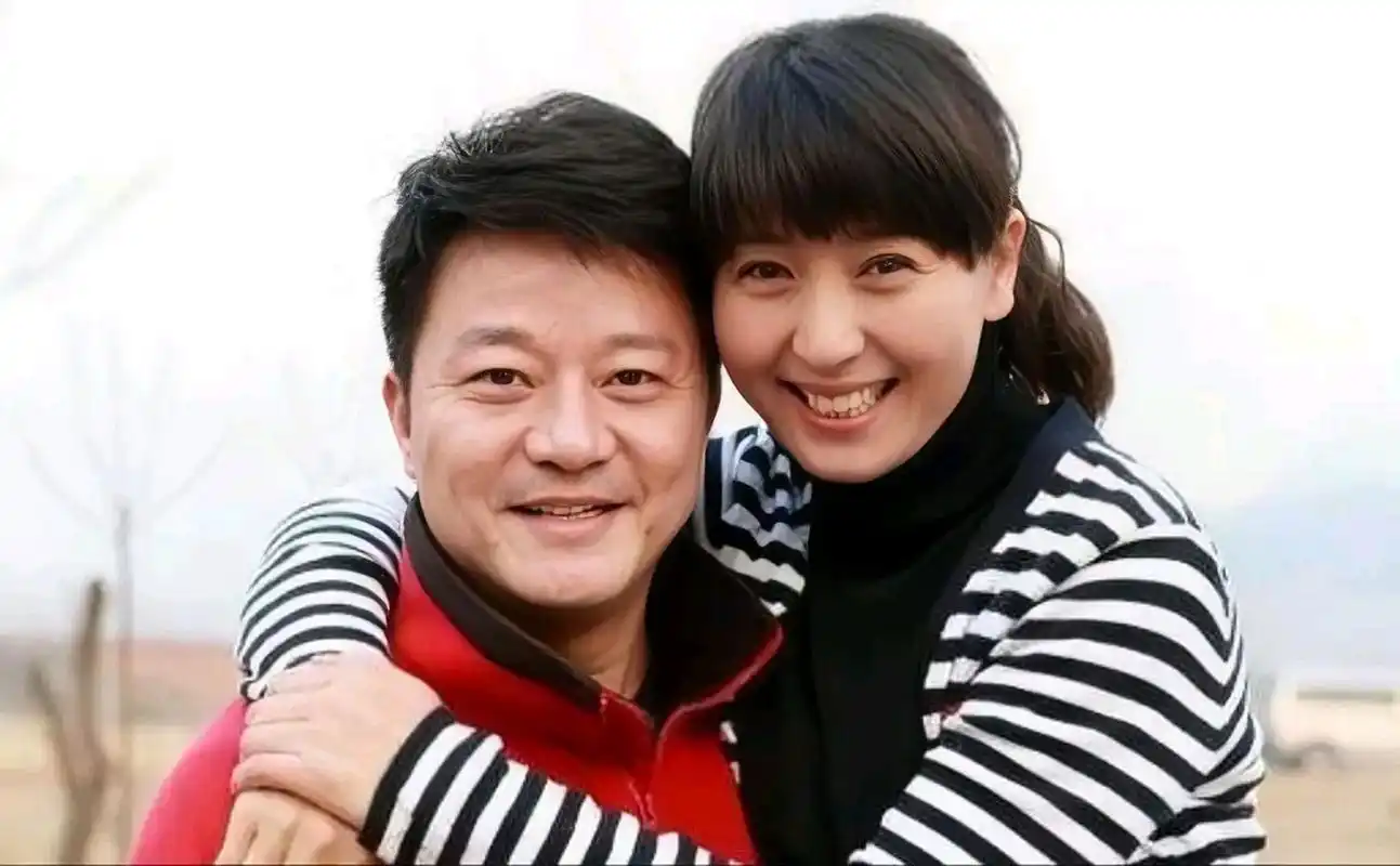 离婚12年的闫学晶和前夫感情较劲,一个嫁富豪一个娶娇妻           闫