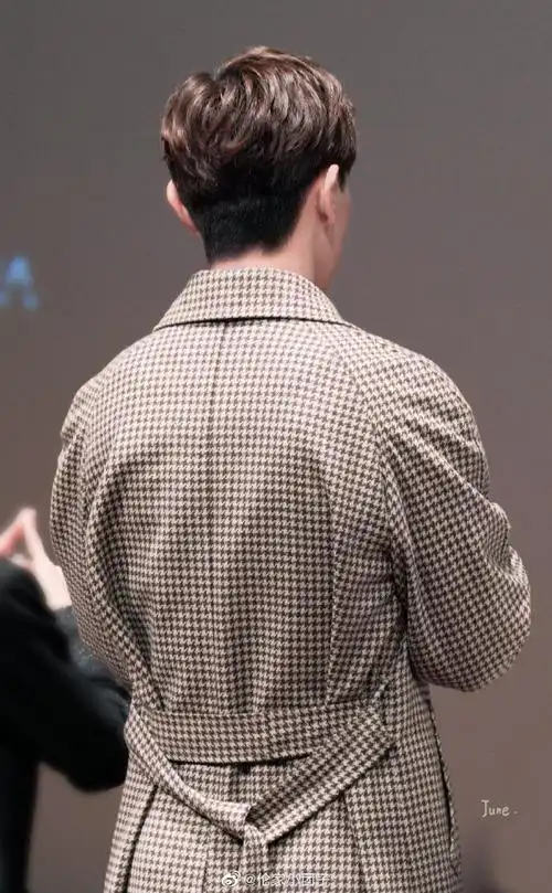 邓伦博雅#背影神图脱衣有肉穿衣显瘦果然名不虚传@邓伦