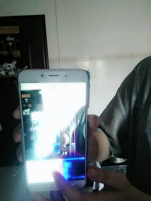 手机屏幕漏液了