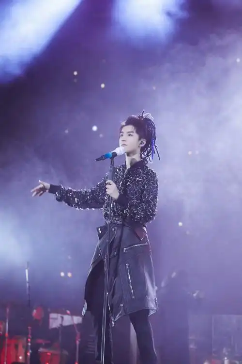 和脏辫97期待王俊凯更多惊艳妆造和舞台#王俊凯透露演唱会会开的