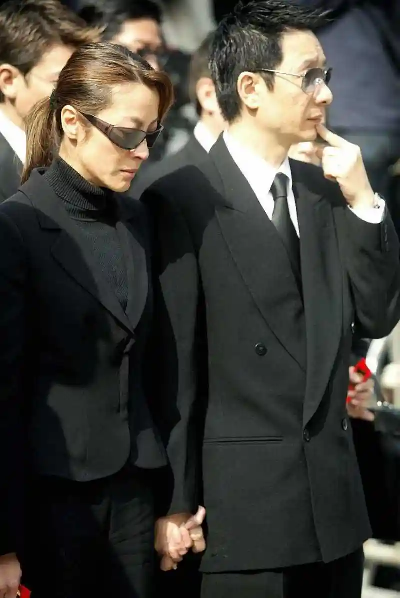 2004年1月,梅艳芳葬礼上的明星,刘德华还很年轻,成龙满头黑发