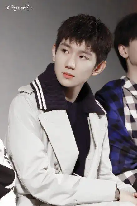 王源新发型萌萌哒,之前的头发扎眼睛所以就剪了短发,自己很满意