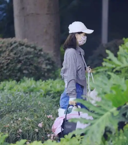 赵丽颖现身广州机场,时尚潮流穿搭引眼球