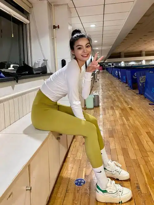 北体左滑看健身美女