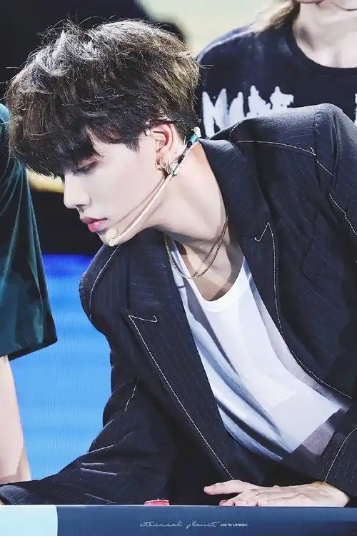 好看的男明星侧颜#林彦俊制霸的侧颜杀,完美的下颚线和精致的五官