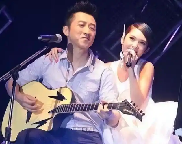 伊能静庾澄庆出席儿子毕业典礼,被赞离婚夫妻的楷模,哈利晒照片