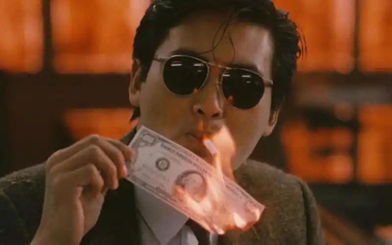 《英雄本色》:周润发一个点烟的镜头,每次看都热血沸腾