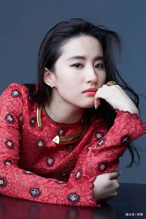 原创女明星们的眼睛有多好看杨幂桃花眼刘亦菲丹凤眼赵丽颖杏眼