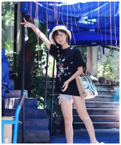 漂亮美女明星陈意涵牛仔短裤黑色t恤户外美图
