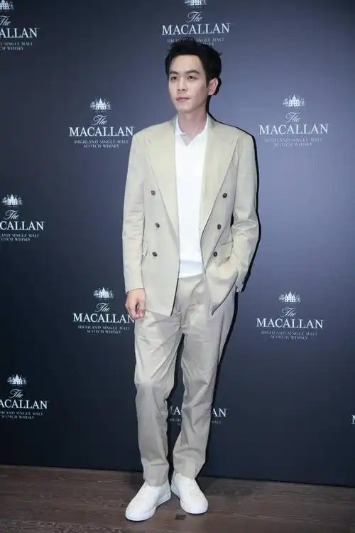 张若昀身穿米色西装搭配白色衬衫,绅士优雅,尽显熟男魅力.