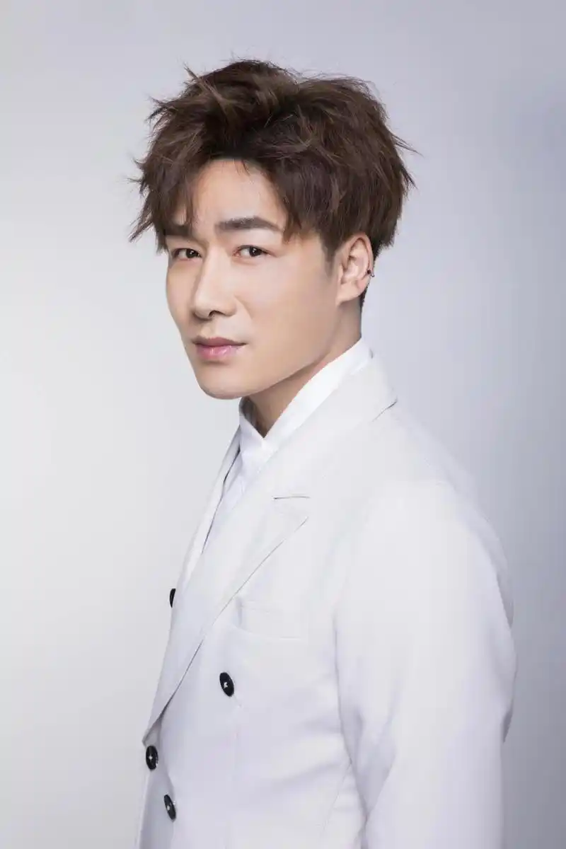 抖音红人二小姐拜师唱作人陈雅森开启音乐新征程