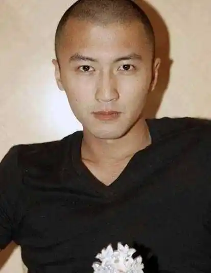 谢霆锋不过娱乐圈中总是有那么几位高颜值的明星们敢于挑战"光头"