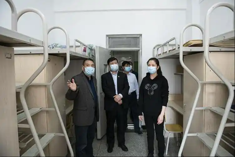 郑州市教育局党组书记,局长王中立等先后来到河南省实验中学,河南省