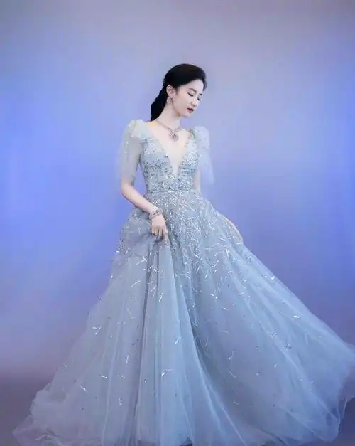 刘亦菲一袭深v雾蓝薄纱礼裙高贵优雅大方是落入凡尘的仙子