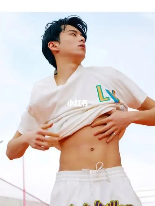 露腹肌打篮球王鹤棣