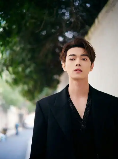 许凯v领开得好低##明星们是来成都团建了吗