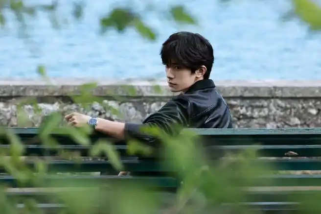 易烊千玺海边漫步