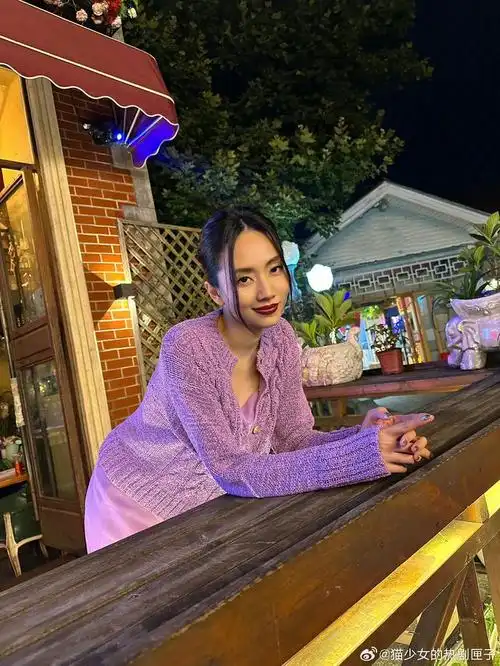 夜幕街拍氛围感拉满~美女状态好好呀刘惜君盘发紫裙造型96!