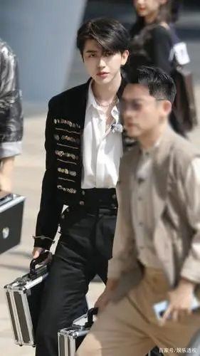 蔡徐坤跑男宫廷造型,与angelababy同框似王子公主,被喊话露害羞