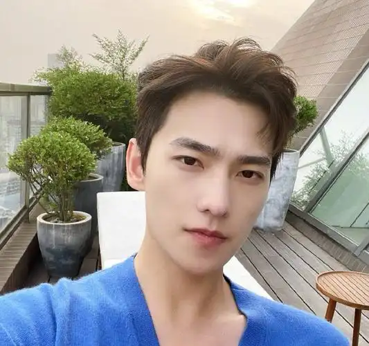 杨洋怼脸拍近照,颜值抗打. 杨洋素颜