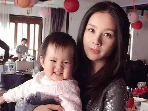 原创原创41岁何琳近照曾被误传陈坤儿子生母多年婆婆是知名老戏骨