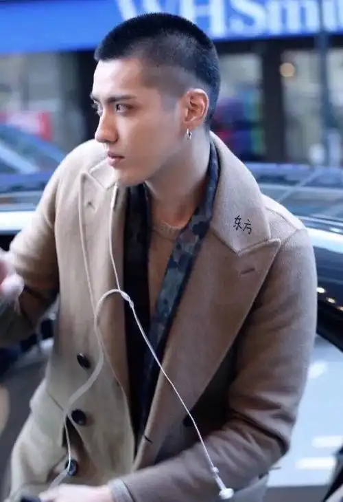 杨洋和吴亦凡的平头造型在当红男星里算是一绝了