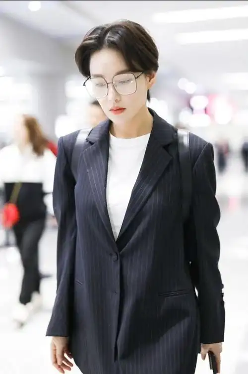 嫁给"兵哥哥"后,张馨予风格大变,中性风搭配吸人眼球|西装|短裤|衬衫