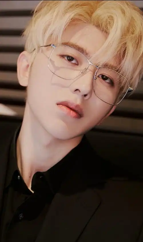 蔡徐坤金发眼镜造型##蔡徐坤金发光晕氛围感